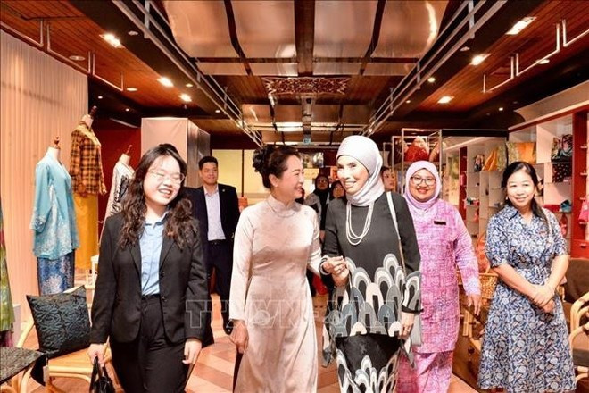 Mme Nguyen Thi Thanh Nga et Mme Datin Dr. Rozana binti Kamal ont visité le Centre d’artisanat de Kuala Lumpur. Photo : VNA. Mme Nguyen Thi Thanh Nga et Mme Datin Dr. Rozana binti Kamal ont visité le Centre d’artisanat de Kuala Lumpur. Photo : VNA.