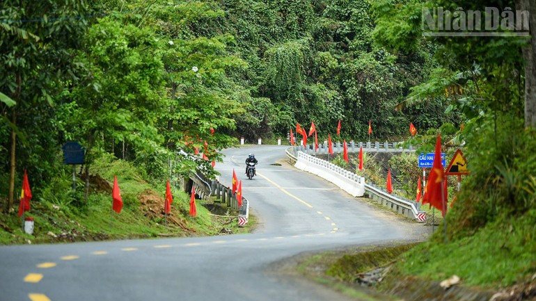 Les drapeaux nationaux et les drapeaux du Parti décorent les routes menant aux villages.