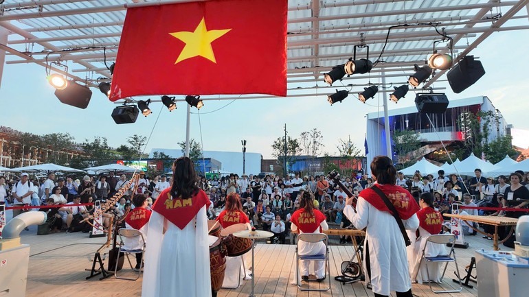 Une représentation artistique organisée au pavillon du Vietnam. 3-7153.jpg