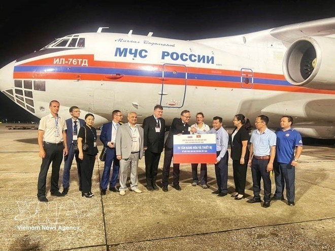 Un vol spécial du ministère russe des Situations d'urgence, transportant 35 tonnes d'aide humanitaire destinée à soutenir le peuple vietnamien face aux conséquences du typhon n° 3 (Yagi), est arrivé à l'aéroport international de Noi Bai à Hanoï le soir du 20 septembre 2024. Photo : VNA