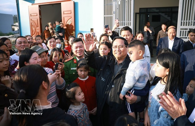 Le Premier ministre se rend dans une zone de réinstallation à Dong Khe, province de Cao Bang, pour rencontrer les habitants déplacés par le projet. Photo: VNA