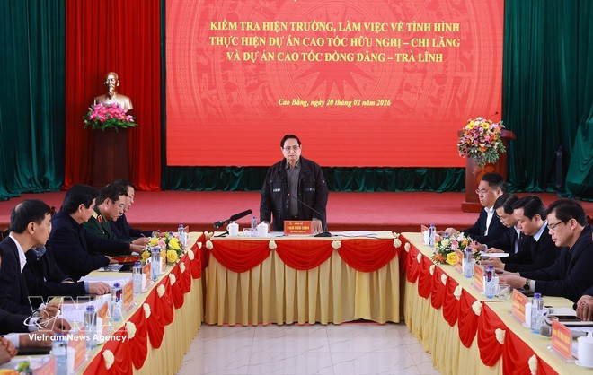 Le Premier ministre Pham Minh Chinh travaille avec les autorités locales et les maîtres d’ouvrage sur la mise en oeuvre des projets d'autoroutes Huu Nghi - Chi Lang et Dong Dang - Tra Linh. Photo: VNA