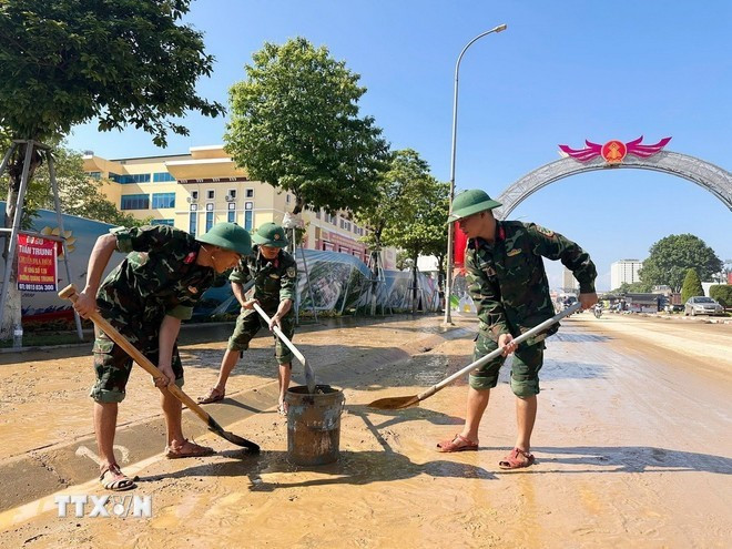 Des officiers et des soldats du commandement militaire provincial de Thai Nguyen aident à nettoyer les rues. Photo : VNA Des officiers et des soldats du commandement militaire provincial de Thai Nguyen aident à nettoyer les rues. Photo : VNA