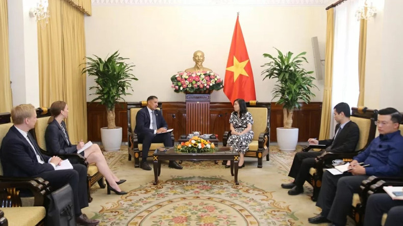 La vice-ministre des Affaires étrangères Le Thi Thu Hang a reçu l’ambassadeur de Suède Johan Ndisi le 3 juin 2025. Photo : baoquocte. 3.jpg