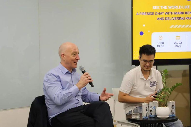 L’ancien ambassadeur britannique au Vietnam, Mark Kent, lors d’un échange avec les étudiants de l’Université Fulbright en février 2023. Photo : Fulbright 3.png