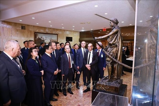 Le Premier ministre Pham Minh Chinh au Musée national de l’Armée. Photo: VNA
