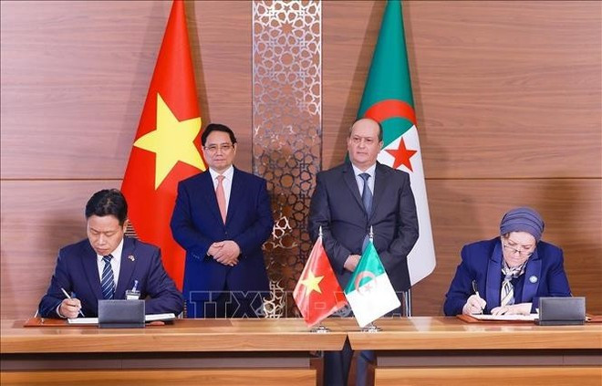 Le Premier ministre vietnamien Pham Minh Chinh et son homologue algérien Sifi Ghrieb supervisent la signature des documents de coopération, à Alger, le 19 novembre.