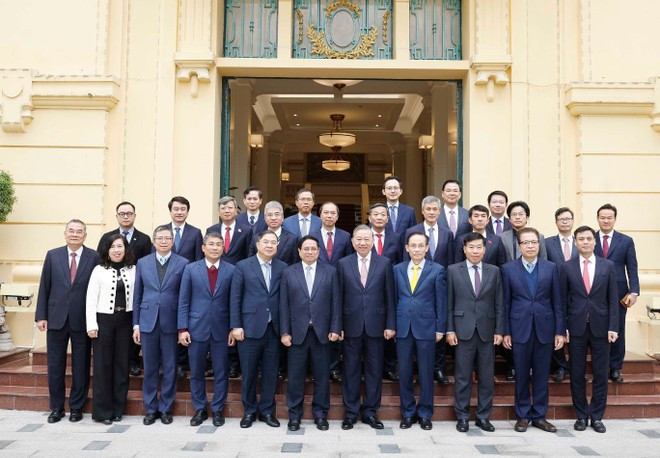 Le secrétaire général du Parti To Lam, le Premier ministre Pham Minh Chinh et les délégués participant à la séance de travail. Photo : VNA.