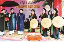 Une scène de "quan ho" présentée lors de la fête de Lim avec des chanteurs et chanteuses. Photo: VNA.