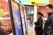 L’exposition de photos «Oncle Hô avec Thai Nguyên» attire l'intérêt de nombreux visiteurs locaux. Photo: VNA.