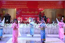 Un numéro de danse saluant les relations spéciales entre le Vietnam et le Laos. Photo: VNA.
