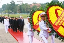Une délégation du Parti, de l'État et du gouvernement est allée dans la martinée du 3 février, fleurir et rendre un hommage posthume au Président Hô Chi Minh en son mausolée. Photo: VNA.