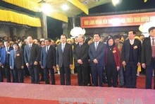 Les dirigeants du Parti et de l'État et les responsables de la province de Thai Binh à la cérémonie d’ouverture de la Fête du temple des rois Trân. Photo: VNA.