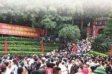 La fête du Temple des rois fondateurs Hùng, au 10e jour du 3e mois lunaire, attire chaque année de plus en plus de visiteurs. Photo: Quy Trung/VNA/CVN.