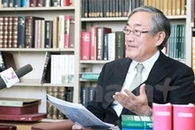 Le Pr-Dr Furuta Motoo au micro de l'Agence Vietnamienne d'Information à Tokyo. Photo: VNA.