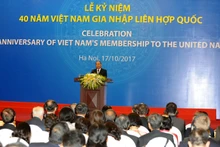Le PM vietnamien, Nguyên Xuân Phuc (au micro), prend la parole lors de la cérémonie célébrant le 40e anniversaire de l’adhésion du Vietnam à l’ONU, le 17 octobre à Hanoi. Photo: Trân Hai/NDEL.