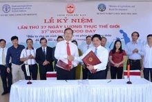 Des représentants de la FAO et du ministère vietnamien de l'Agriculture et du Développement rural signent le programme-cadre de coopération pour 2017-2021. Photo : NDEL.