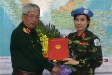 La capitaine Dô Thi Hang Nga (à droite) lors de la cérémonie pour confier la tâche, le 30 octobre à Hanoi. Photo : VOV.