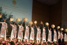 Les mannequins qui portaient des " ao dài " blancs imprimés des drapeaux des 193 pays avec les chapeaux coniques de Huê. Photo : toquoc.vn.