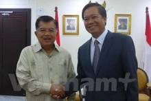 L'ambassadeur du Vietnam en Indonésie, Hoàng Anh Tuân (à droite) et le Vice-Président de l’Indonésie, Jusuf Kalla. Photo : VNA.