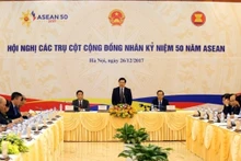 Le Vice-Premier ministre et ministre des Affaires étrangères vietnamien, Pham Binh Minh (debout) prend la parole lors de la conférence des piliers de la Communauté de l'ASEAN le 26 décembre à Hanoi. Photo : VGP. 