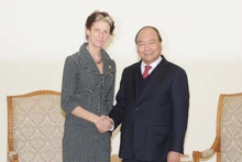 Le PM Nguyên Xuân Phuc (à droite) et l’assistante du SG des Nations unies, Gerda Verburg. Photo: Trân Hai/NDEL.