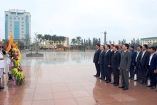 Le Vice-PM Vuong Dinh Huê et sa suite en hommage au feu Secrétaire général du PCV, Nguyên Van Linh. Photo: NDEL.