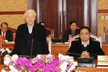 Le Secrétaire général du PCV, Nguyên Phu Trong (debout) prend la parole lors de la réunion du Secrétariat du PCV, le 23 février à Hanoi. Photo : VNA.