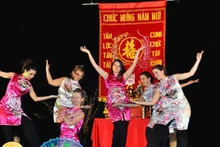 Un numéro artistique interprété lors de la fête du Nouvel An vietnamien organisée par l’Association « Le Liseron ». Photo: Dinh Tuân/NDEL. 