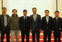 L’ambassadeur vietnamien en Chine, Dang Minh Khôi (3e, à droite), et des correspondants vietnamiens en Chine. Photo: VNA.