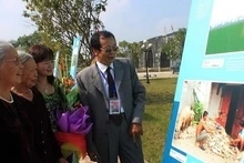 Visiteurs à l’exposition de photos. Photo: VNA.