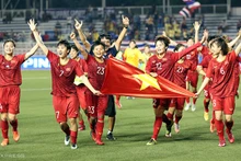 La joie de l’équipe nationale féminine après sa victoire face à la Thaïlande 1-0 en finale du football féminin aux SEA Games 30. Photo : vnexpress.net