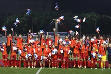 L'équipe féminine vietnamienne monte sur le trône aux SEA Games 30. Photo : baodautu.vn.