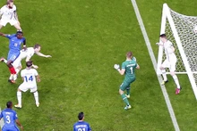 Paul Pogba double la mise sur corner d'un bon coup de tête. Photo: Reuters.