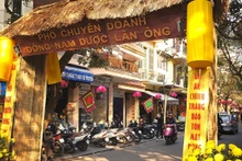 La rue Lan Ông, en plein cœur de la capitale, est connue pour son métier traditionnel spécialisé dans la médecine traditionnelle des Vietnamiens. Photo: Duy Khanh/NDEL.