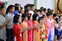 Les enfants vietnamiens nés en Thaïlande interprètent les chansons exaltant le Président Hô Chi Minh. Photo: VOV.