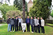 Les représentants de l’Ambassade du Vietnam en France sont allés déposer le 13 mai, des gerbes de fleurs au Havre, un des deux endroits en France où le Président Hô Chi Minh a séjourné en 1911 et 1912. Photo: NDEL.