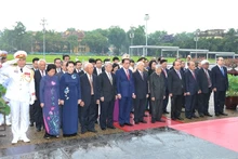 La délégation de hauts dirigeants vietnamiens rend hommage au Président Hô Chi Minh, le 18 mai, à Hanoi. Photo: NDEL.