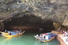 À l’entrée de la grotte de Phong Nha. Photo: CVN.
