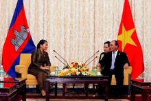 Le vice-premier ministre vietnamien, Nguyên Xuân Phuc (à droite), reçoit son homologue cambodgienne, Men Sam An. Photo: VGP.