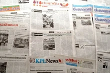 Beaucoup de journaux laotiens ont diffusé des articles, images faisant l’éloge de la victoire du 30 avril du Vietnam. Photo: VNA.