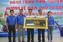 Le Comité de Liaison des soldats de Khanh Hoa ayant combattu à Truong Sa a également organisé une rencontre avec plus de 400 anciens combattants sur ce district insulaire. Photo: VOV.