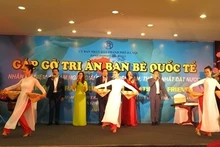 Rencontre d’amis étrangers à l’occasion de la Libération du Sud et de Réunification nationale, le 28 avril à Hanoi. Photo: CVN.