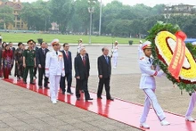 Les dirigeants du Parti et de l'État vietnamiens sont allés rendre hommage au Président Hô Chi Minh en son mausolée à Hanoi, le 29 avril. Photo: VNA.