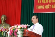Le vice-PM Nguyên Xuân Phuc prend la parole lors de la cérémonie de célébration du 40e anniversaire de la libération du Sud et de la réunification nationale, le 28 avril, dans la province de Vinh Long. Photo: VGP. 