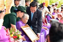 Le PM Nguyên Tân Dung remet le titre de «Mère héroïne du Vietnam» à 28 femmes de la province de Hâu Giang, le 29 avril. Photo: VGP.