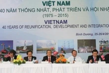 Les représentants lors du colloque «Vietnam - 40 ans de réunification, de développement et d’intégration» tenu, les 25 et 26 avril, dans la province de Binh Duong. Photo: baobinhduong.