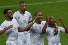 Le milieu algérien Yacine Brahimi (droite) célèbre son but avec son capitaine Madjid Bougherra ainsi que Rafik Halliche (gauche) et Islam Slimani (2e, gauche), également buteurs lors de la victoire contre la Corée du Sud (4-2), le 22 juin, à Porto Alegre. Photo: CVN.