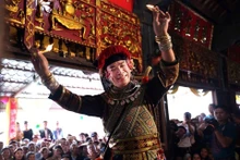 Le shaman interprète le "hâu dông", un ritue très spécial du culte des déesses-mères. Photo: VNA.