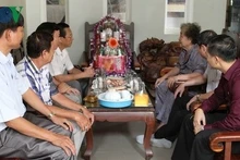 La délégation de l’ambassade et des organes de représentation du Vietnam au Cambodge visite des familles cambodgiennes d’origine vietnamienne bénéficiaires des politiques préférentielles. Photo: VOV.